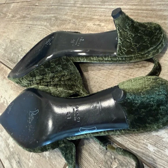 Gucci Green Velvet Flats with Gold Accents - Picture 3 of 5